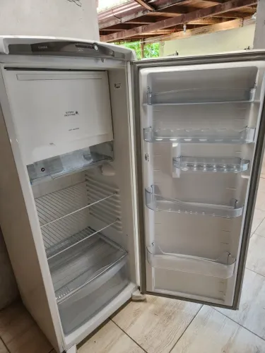 Geladeira Consul Frost free - super conservada - gelando muito - 220 V