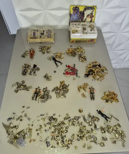 Lote de peças e bonecos cavaleiros do zodiaco vintage diecast