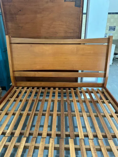 Cama Queen de madeira