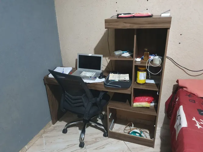 Escrivania com a cadeira Barato tem detalhes