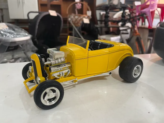Brinquedo Colecionável Miniatura Ford Deuce Street Hot Rod 1932 1:18