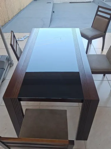 Mesa de madeira maciça com tampo de vidro fumê