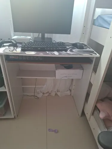 Mesa de computador e estante livros  