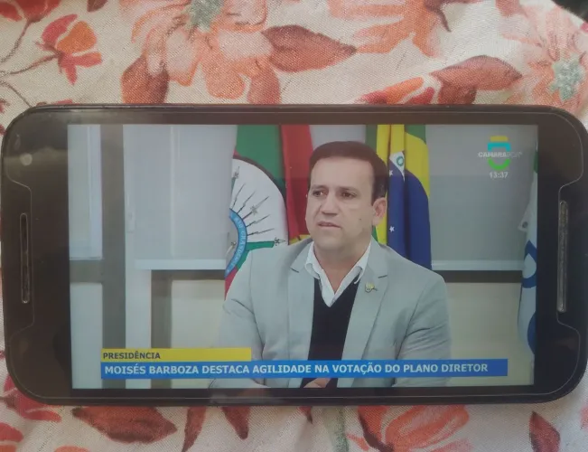 Smartphone tela grande novinho com TV digital e outro E2 