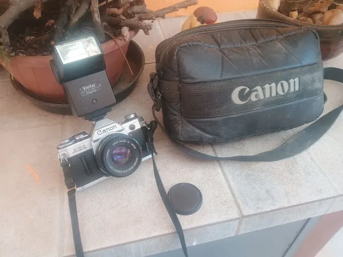 Máquina fotográfica Canon de filme antiga