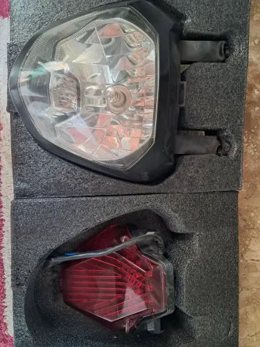 Farol lanterna e retrovisores tenho tbm as manetes todas genuínas Yamaha 15/16.