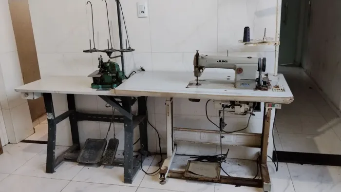 Máquina de costura reta e overlock 
