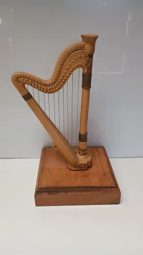 Escultura miniatura Harpa em porcelana com base em madeira - 27x18 cm