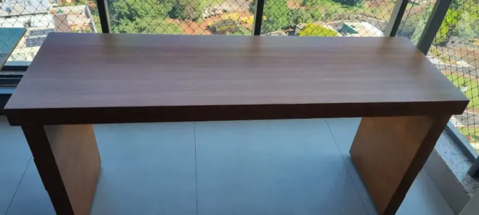 Aparador em madeira MDF com detalhes de estilo clássico nas laterais na cor amadeirado