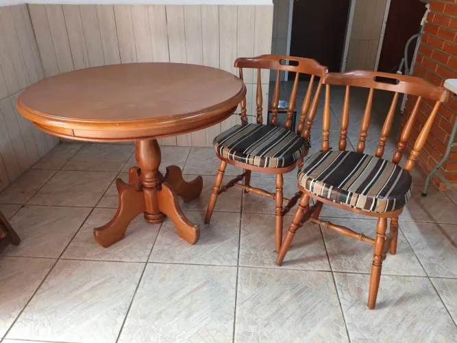 Conjunto mesa redonda e 2 cadeiras de madeira vintage antigo