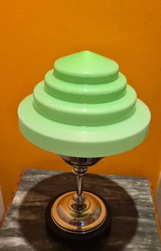 ART deco Luminária de mesa base madeira com metal niquelado com opalina verde escadinha 