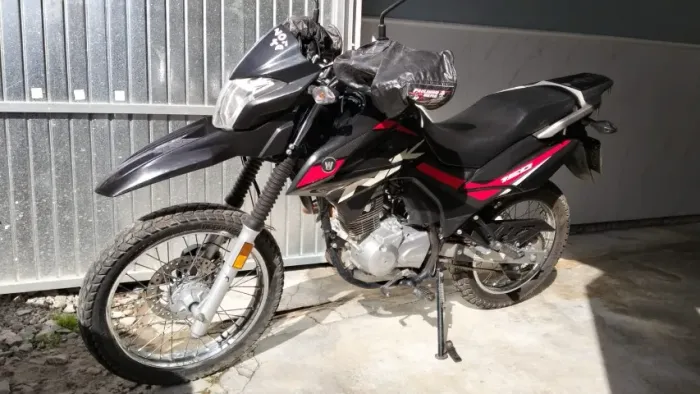 Moto 150cc zerada, em exelente estado, nunca caiu ou bateu.