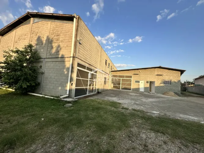 Galpão para venda e locação com 900 m² no bairro Campo Alegre em Pindamonhangaba/SP.