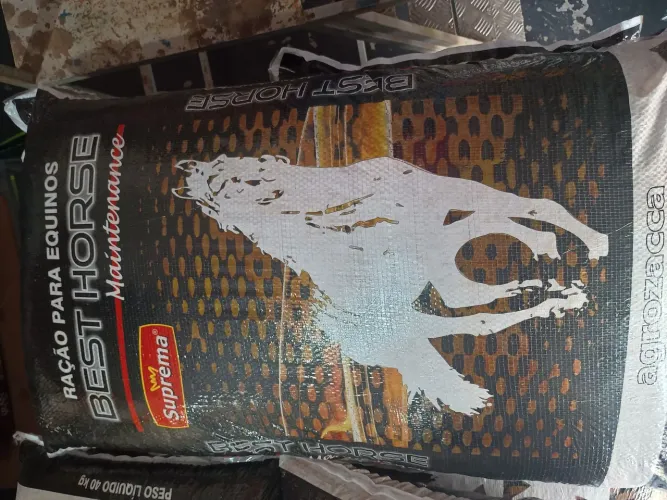Ração para cavalo laminada