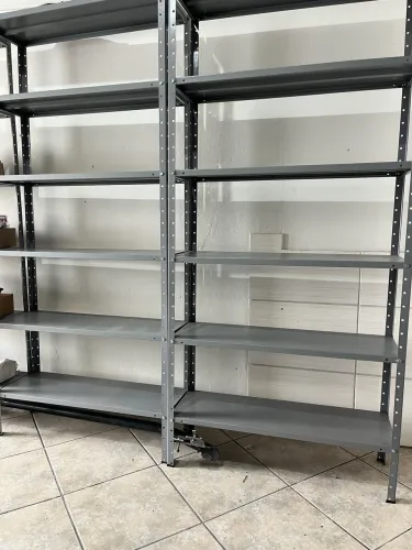 Vende-se prateleiras de metal