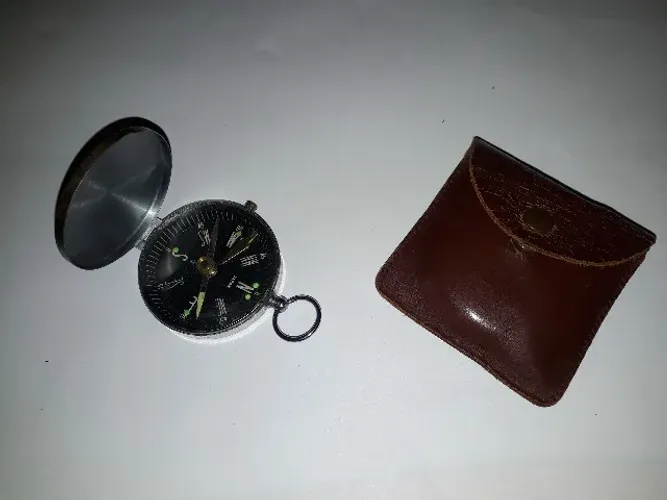 Bussola antiga importada - década de 50\60 - estilo Indiana Jones