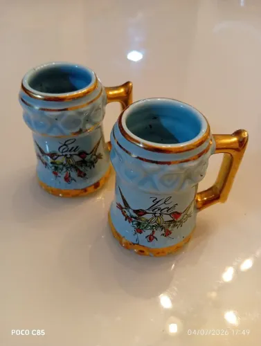 Duas canequinhas decorativas