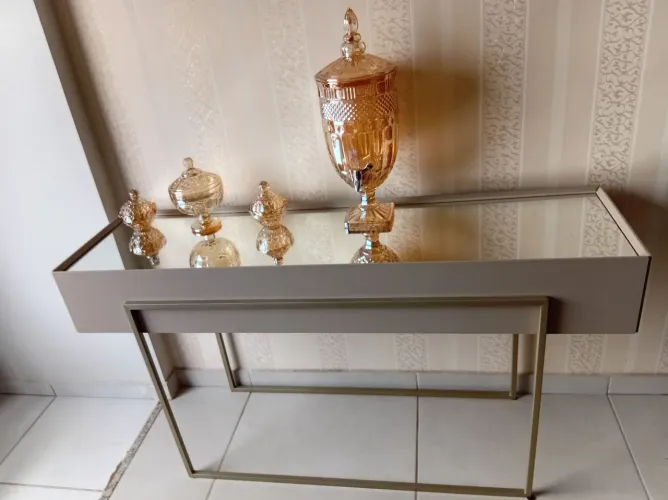 Conjunto Aparador e Mesa de Centro.