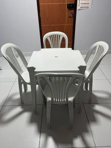 Mesa De Plástico Com 4 Cadeiras - Cor Branca