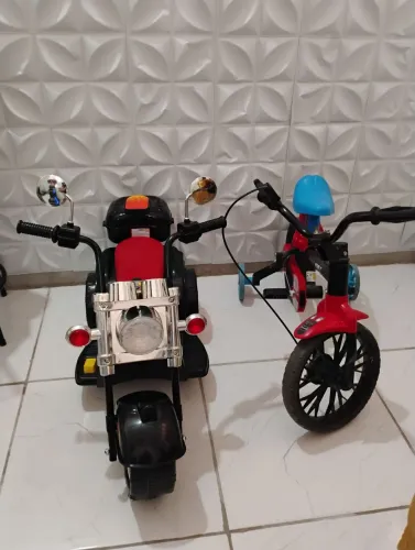 Moto Elétrica Nova e bicicleta usada