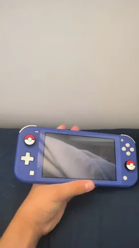 Nintendo switch lite com capa de analógico Pokémon e carregador original