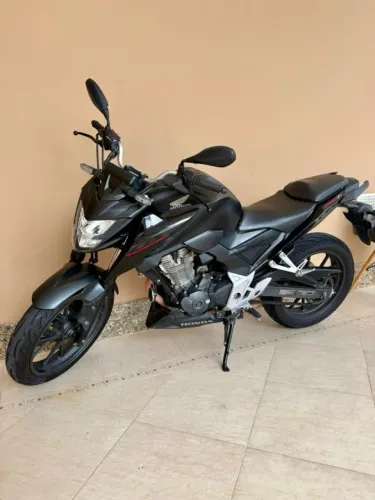 Honda CB 300F Twister semi-nova