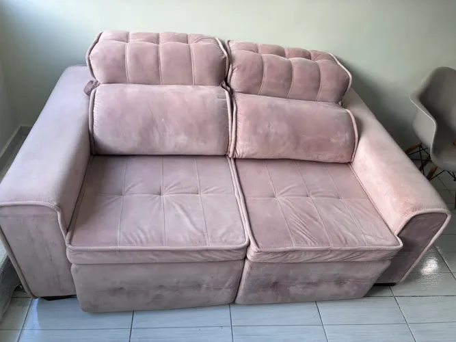 Sofá Suede Rose com capa impermeável