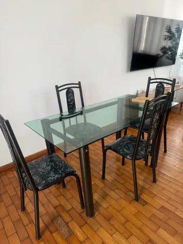 MESA DE JANTAR EM ÓTIMO ESTADO