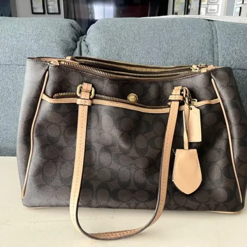 Bolsa coach monograma marrom e preta