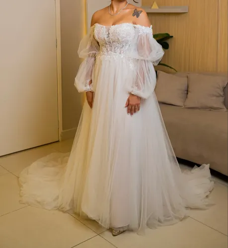 Vestido de noiva com véu e sapato