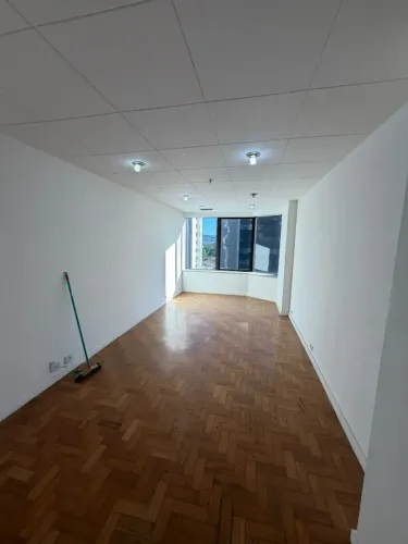 Sala Comercial para Locação/Venda  27 m² na Av. Brigadeiro Faria Lima