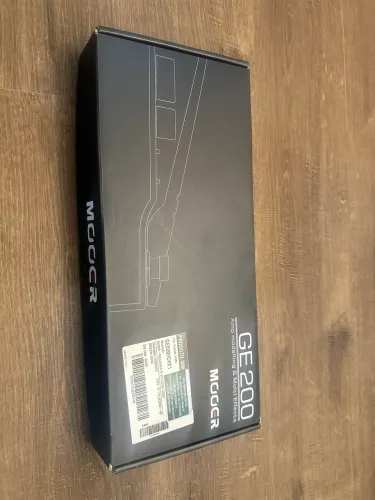 Pedaleira Mooer GE 200 com caixa