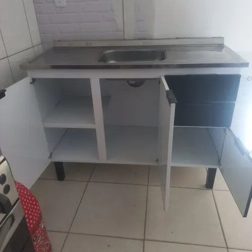 Armário com pia de inox o armario tem 3 portas e duas gavetas uma gaveta porta talheres