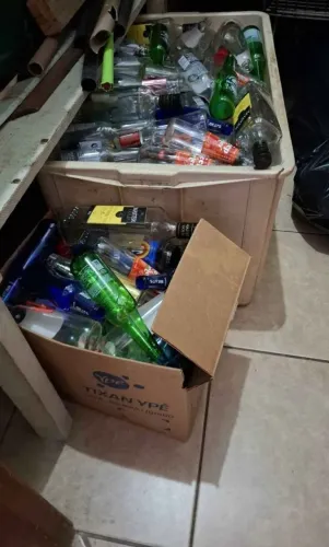 Doação de garrafas de vidro.