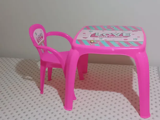 Mesinha infantil com cadeirinha impecável