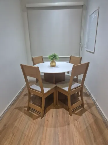 Mesa com 4 cadeiras