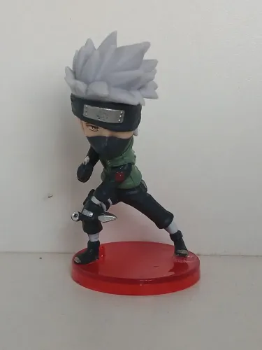 BONECO MINIATURA NARUTO KAKASHI COLADO NA BASE FURO NAS COSTAS
