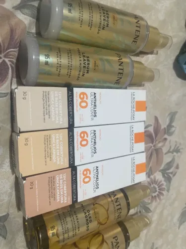 Produtos de cabelo e base com cor 