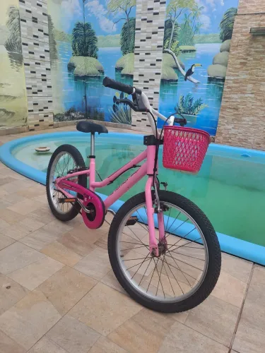 Bicicleta em estado de nova pouco utilizada.