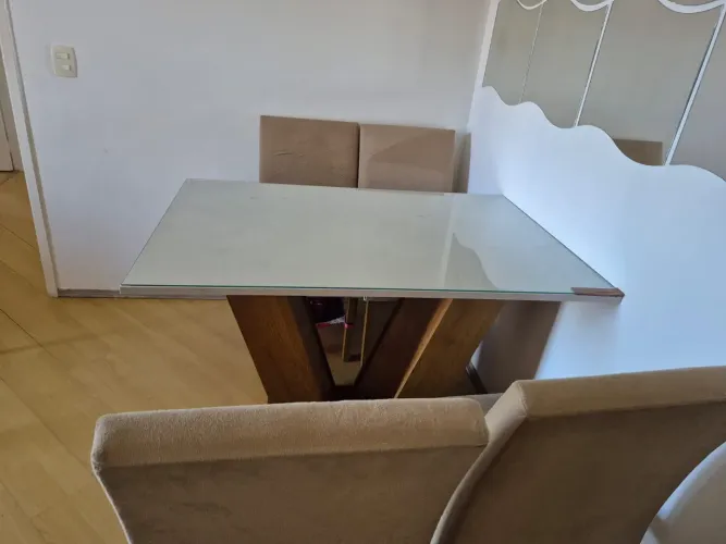 Mesa de jantar com 4 cadeiras