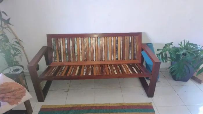 Vendo banco de 3 lugares e 2 poltronas de madeira nobre