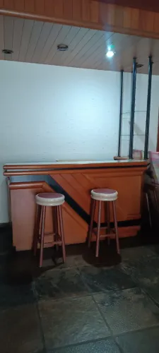 Bar em madeira com 3 banquetas