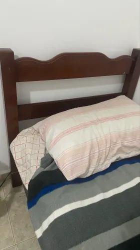 Cama de madeira solteiro