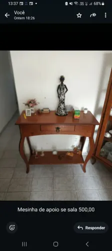 Linda mesinha com gaveta  em madeira de sala