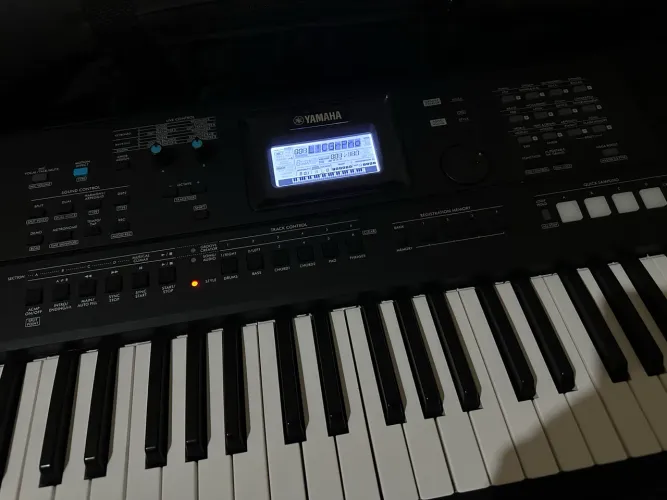 Teclado Musical Yamaha PSR-E473 Arranjador 61, 820 Ritmos Cor Preta Bivolt