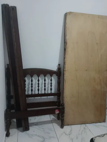 Cama de solteiro em madeira com colchão