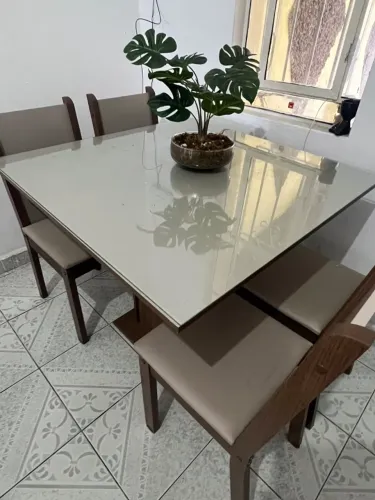 MESA DE VIDRO COM 4 CADEIRAS EM EXCELENTE ESTADO