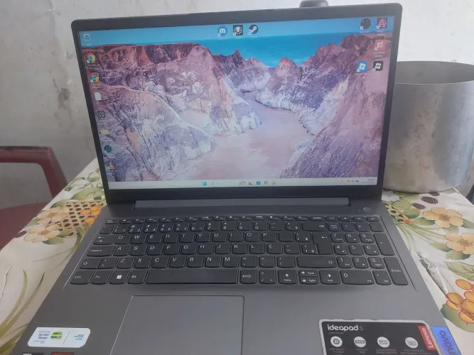 Notebook Lenovo Idea Pad 3 com processador Ryzen 7, 8 GB de ram e 768 GB de armazenamento.