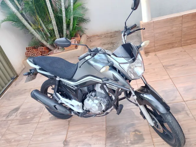 VENDO CG TITAN 160 COMPLETA ANO 2019 CONSERVADA EM DIAS MAIS ACESSÓRIOS MANUTENÇÃO EM DIA.