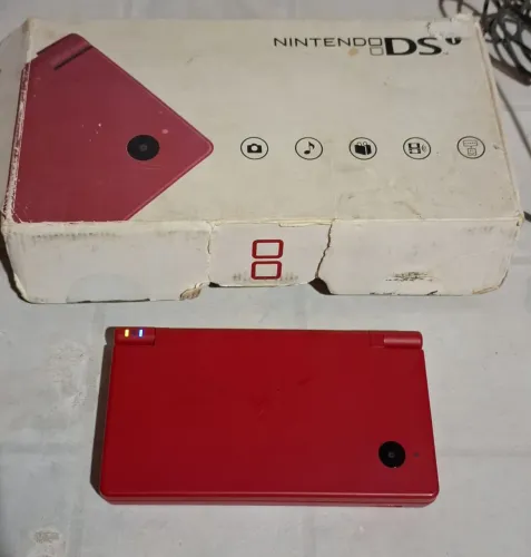Nintendo dsi com caixa e serial batendo